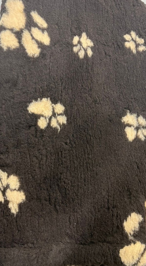 VETBED DELUXE Paklājs ar gumijotu pamatni no bieza materiāla - brūns ar pelēkām ķepām